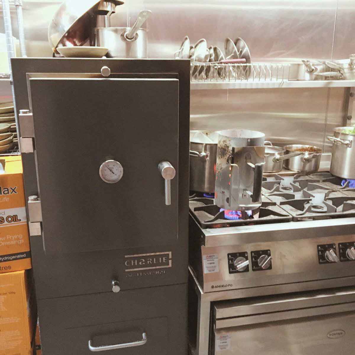 Nærbilde av kullovn Pro Edition Porcini 9 nivåer - Charlie Oven luftventiler