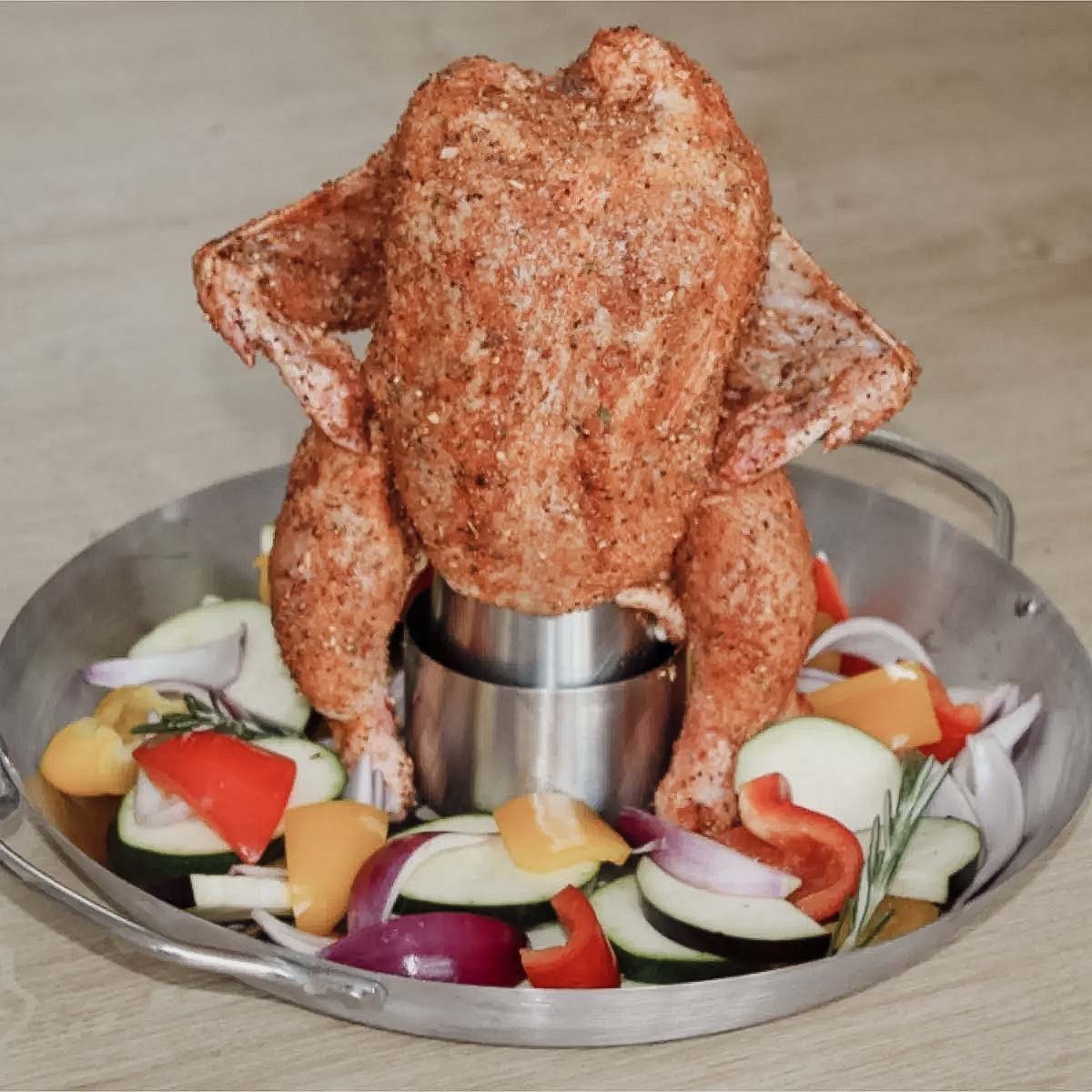 Oversiktsbilde av kyllingholder og grønnsakskurv rustfritt stål 3-delt Ø 30 cm - SANTOS