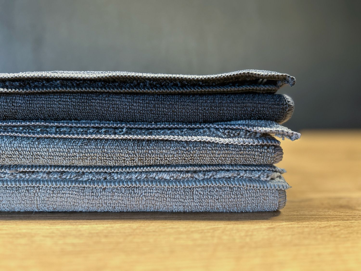 Mikrofiberklut 50x50 cm 3-pk rengjøringssett nærbilde av fargeutvalg