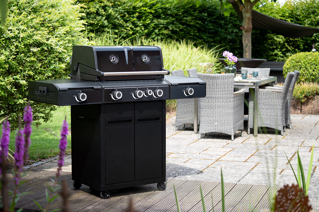 Montert Gassgrill HEAT X-345 RB med rustfritt stål rist-sett i bruk