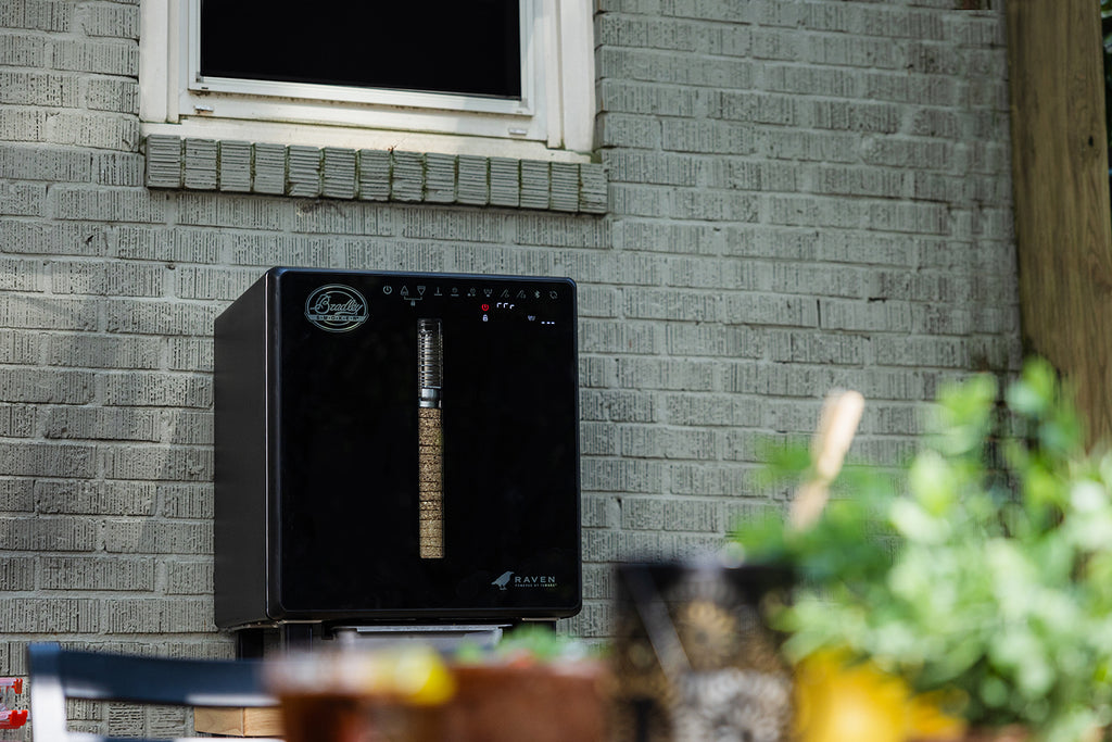 Nærbilde av rustfri dør på Elektrisk røykovn Raven med Bluetooth 87 liter Bradley Smoker