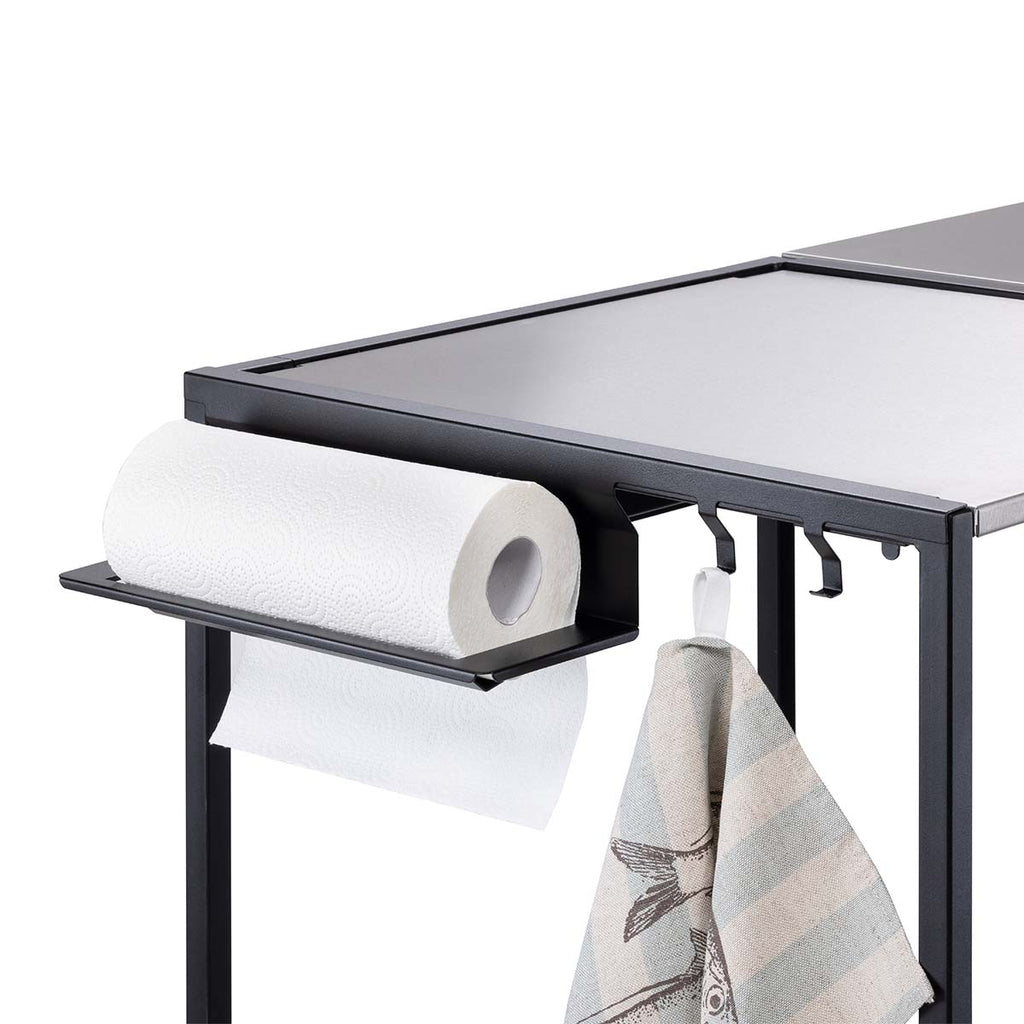 Detalj av One Minute Kitchen kjøkkenrullholder svart i pulverlakkert stål