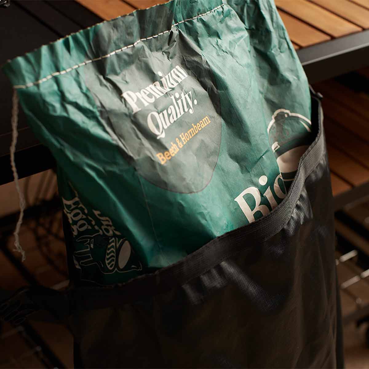 Detaljbilde av oppbevaringsrom med glidelås på Oppbevaringspose for trekull 9 kg - Big Green Egg