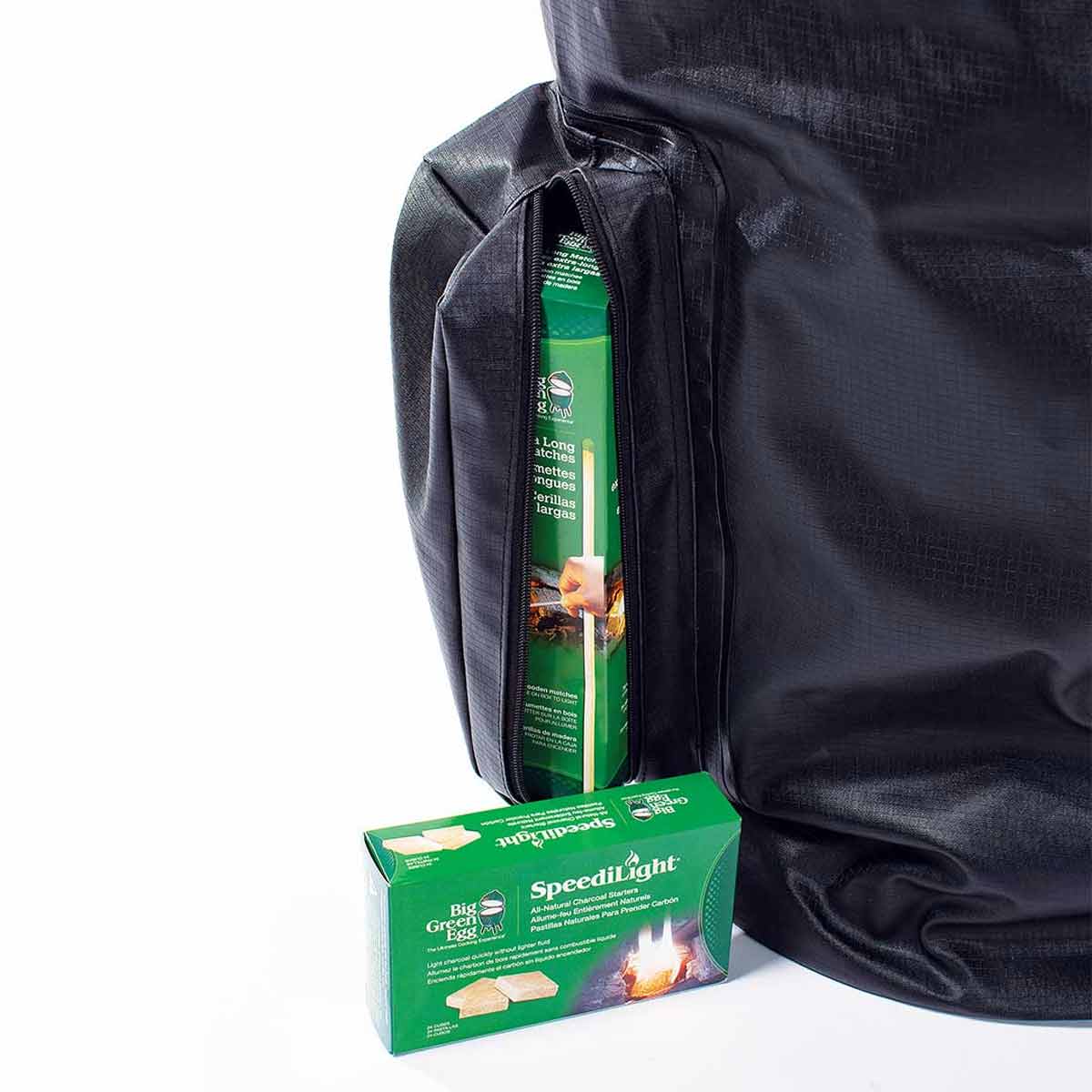 Montert Oppbevaringspose for trekull 9 kg - Big Green Egg ved grillplass