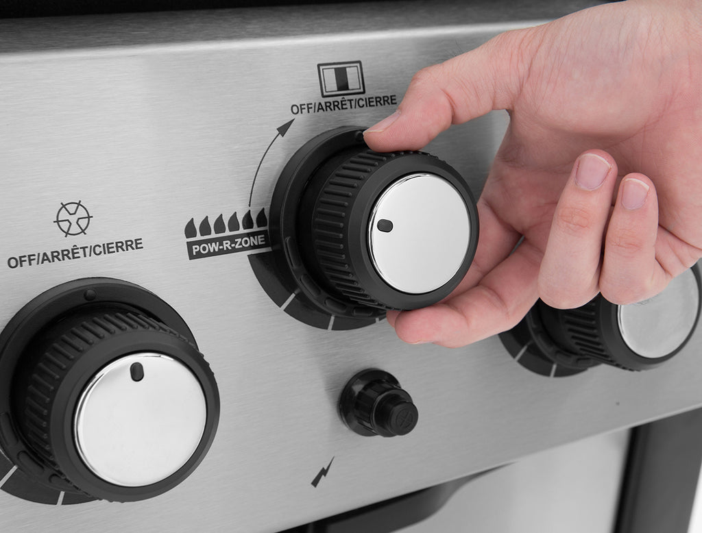 Oversikt av hele Gassgrill Signet 390 med dreiespidd grillplate og grilltrekk