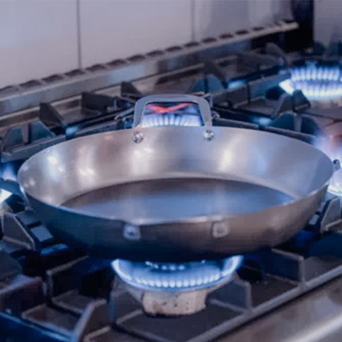 Montert Paellapanne karbonstål 35 cm - Hot Wok på kokeplate