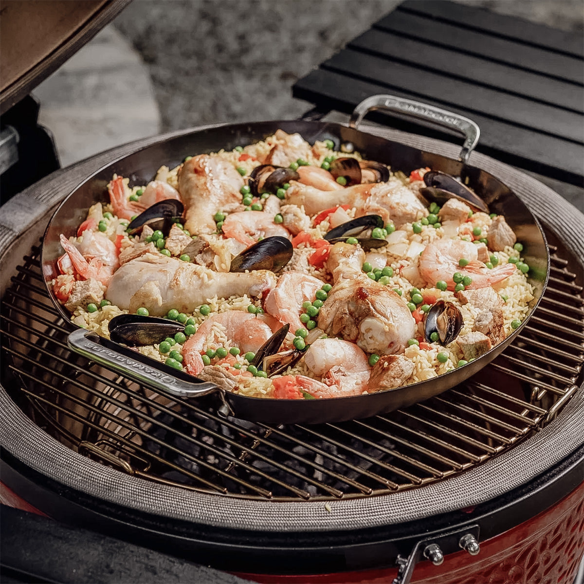 Paellapanne karbonstål 45 cm for keramisk grill - Kamado Joe montert på grill