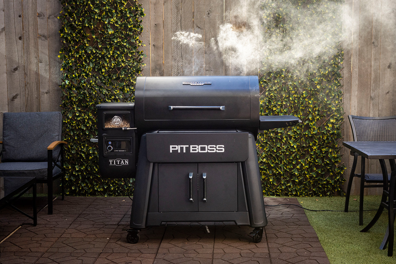 Pelletsgrill Competition Series 1600 Titan WiFi 3 nivåer - Pit Boss montert på hjul