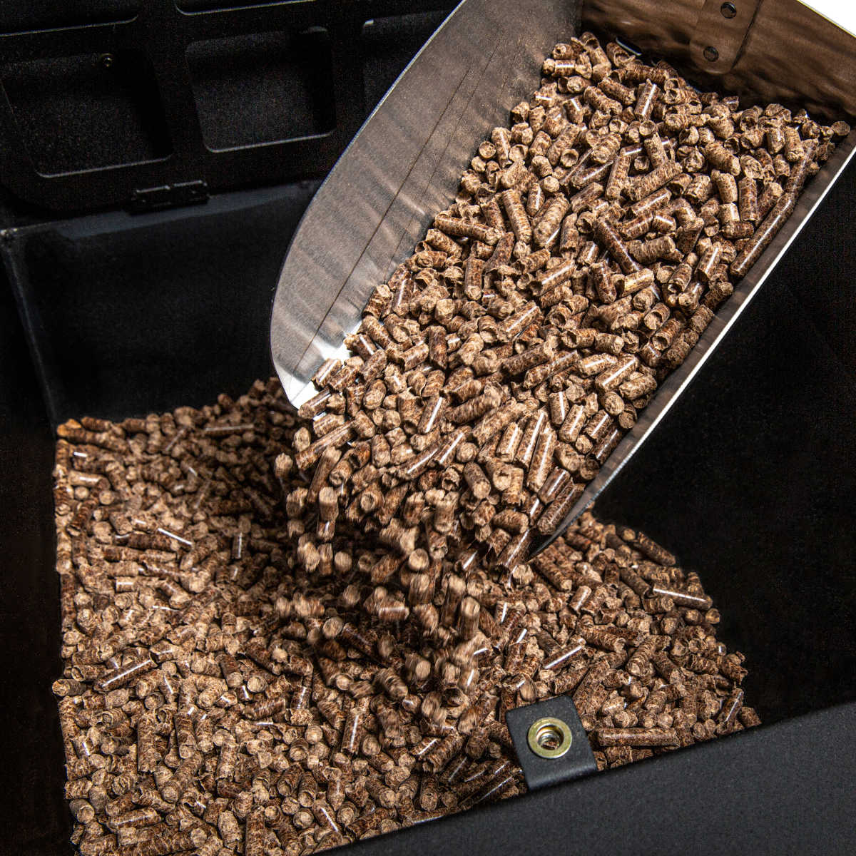 Pelletsgrill Crown Pellet 500 med grilltrekk sett fra siden