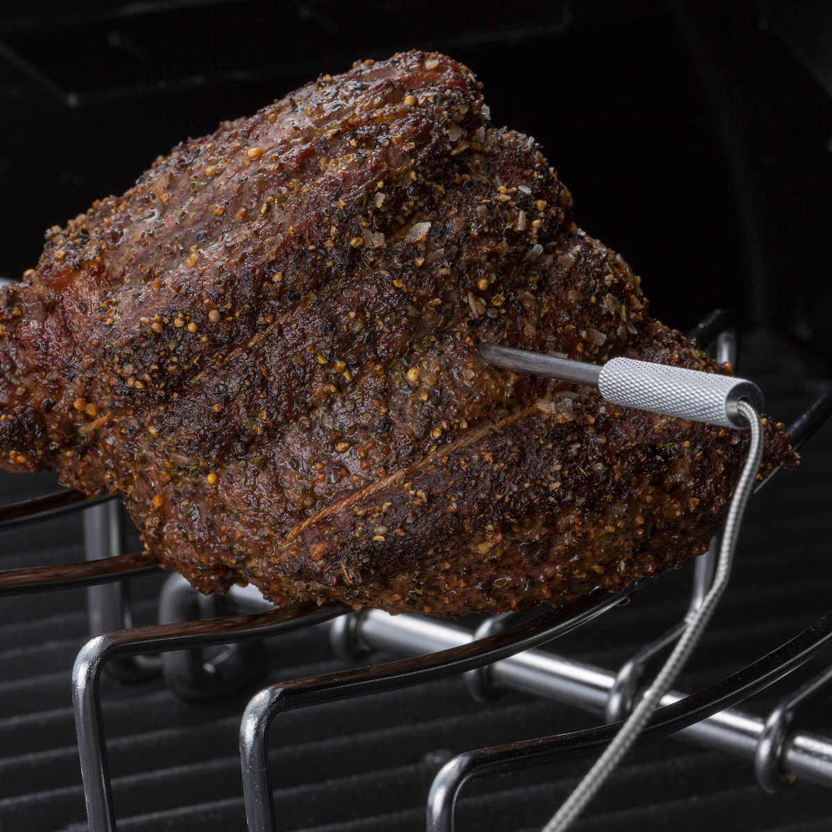 Hjul og justerbare ben på Pelletsgrill Crown Pellet 500 med grilltrekk
