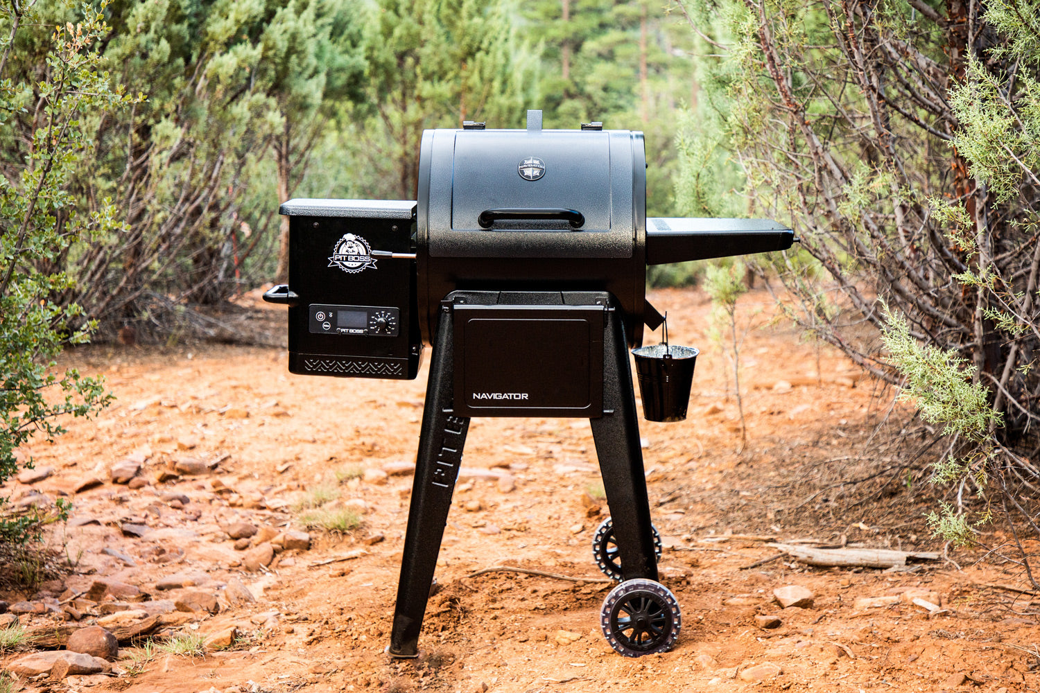 Pelletsgrill Navigator 550 inkl grilltrekk støpejernsrist montert med sidebord