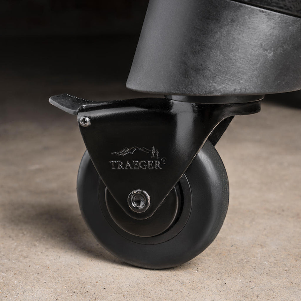 Pelletsgrill Timberline 1300 med WiFi svart i bruk med røyk