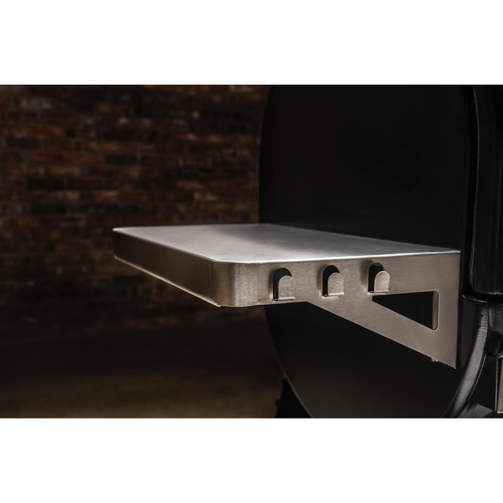 Pelletsgrill Timberline 1300 med WiFi svart montert på terrasse