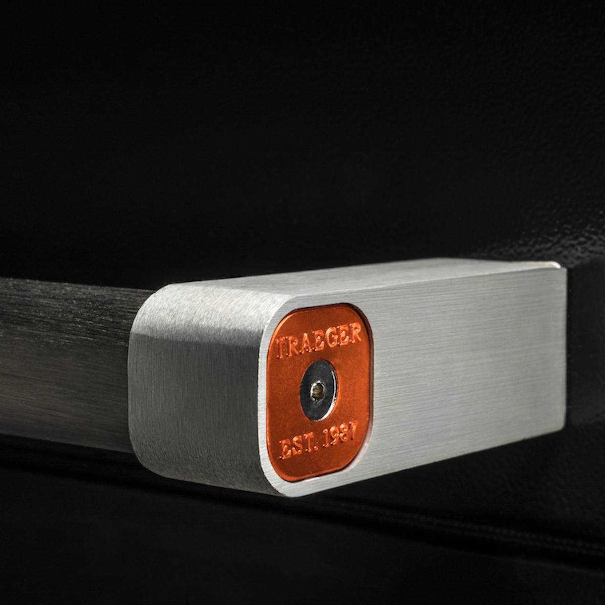 Pelletkammer og innvendig utsyn på Pelletsgrill Timberline 1300 med WiFi svart