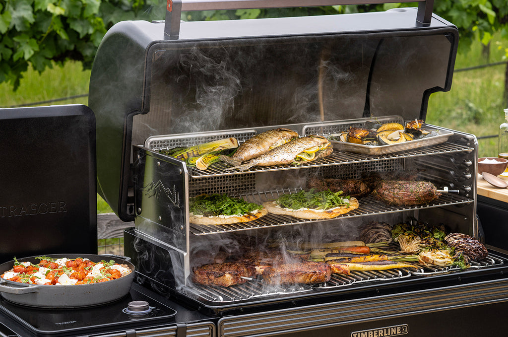 Pelletsgrill Timberline XL med WiFire og Meater sidebord med induksjonskokefelt