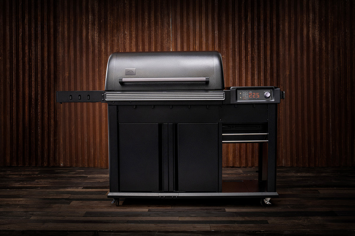 Pelletsgrill Woodridge Elite med WiFire sett bakfra