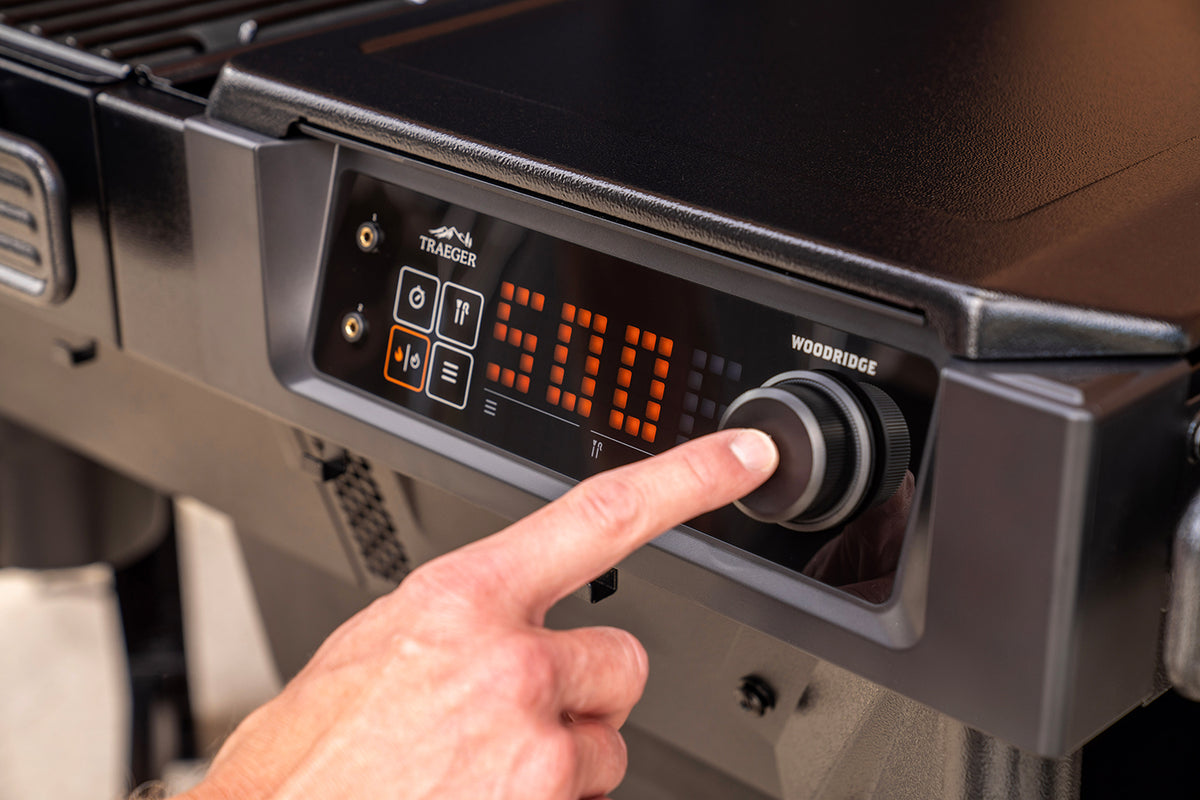 Detalj av kontrollpanel på Pelletsgrill Woodridge med WiFire - Traeger