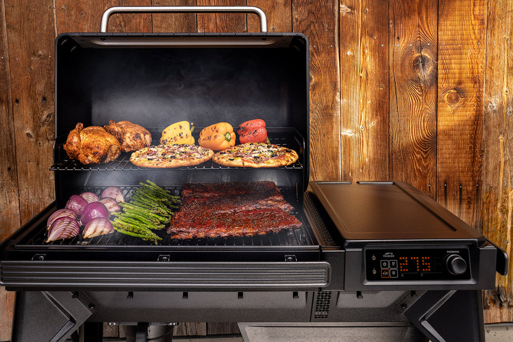 Nærbilde av pelletkammer på Pelletsgrill Woodridge med WiFire - Traeger