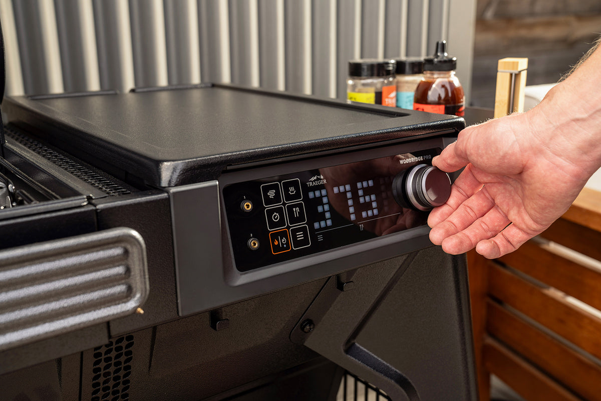 Pelletsgrill Woodridge Pro med WiFire - Traeger detalj av kontrollpanel