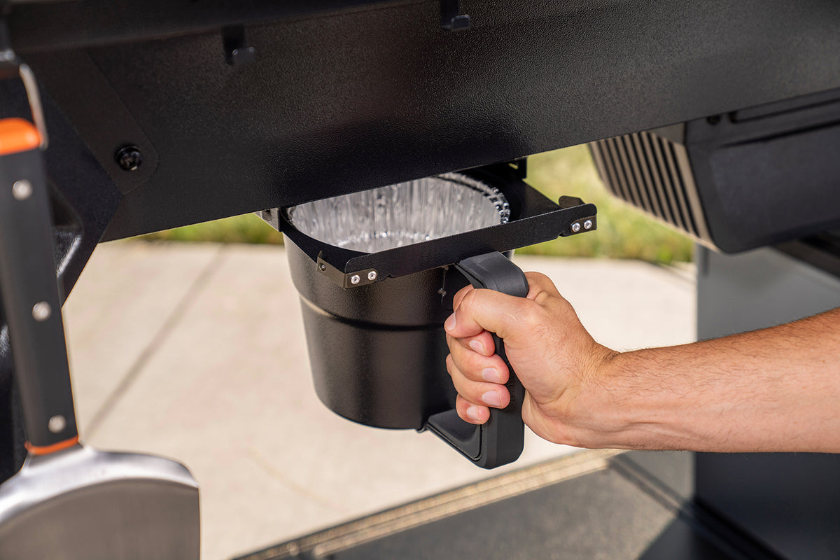 Pelletsgrill Woodridge Pro med WiFire - Traeger nærbilde av pelletstank