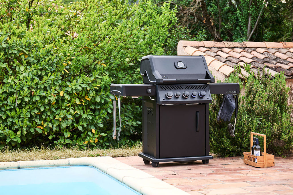 Detalj av SIZZLE ZONE™ infrarød sidebrenner på Phantom Rogue PRO-S 425
