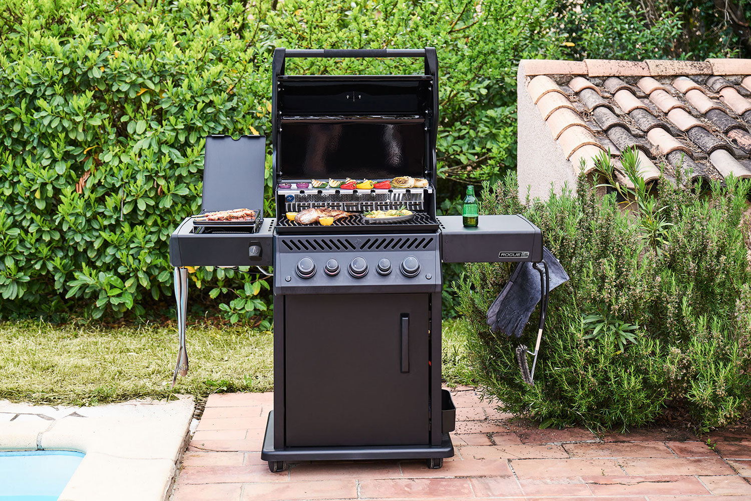 Montert Gassgrill Phantom Rogue PRO-S 425 Sizzle Zone matt svart med åpent lokk