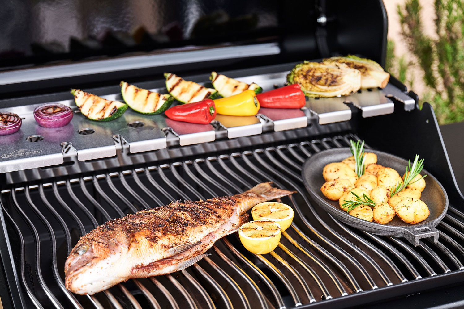 Nærbilde av rustfrie grillrister på Phantom Rogue PRO-S 425