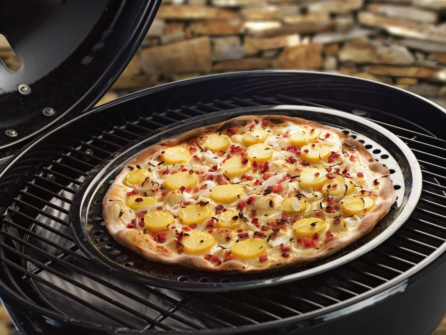 Detalj av perforering på Pizzabrett emaljert stål Ø 40 cm perforert - Outdoorchef