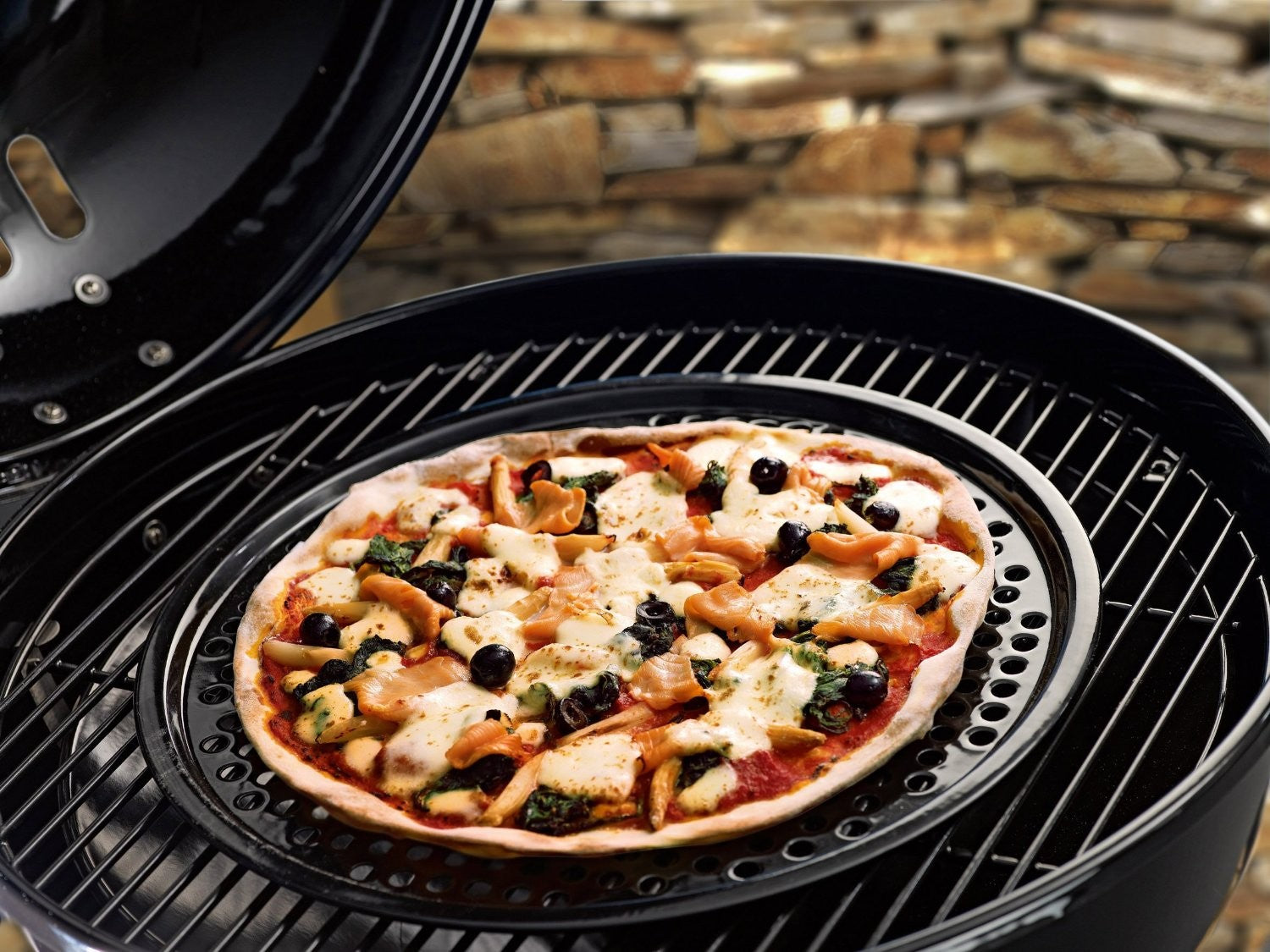 Pizzabrett emaljert stål Ø 40 cm perforert - Outdoorchef montert på grill