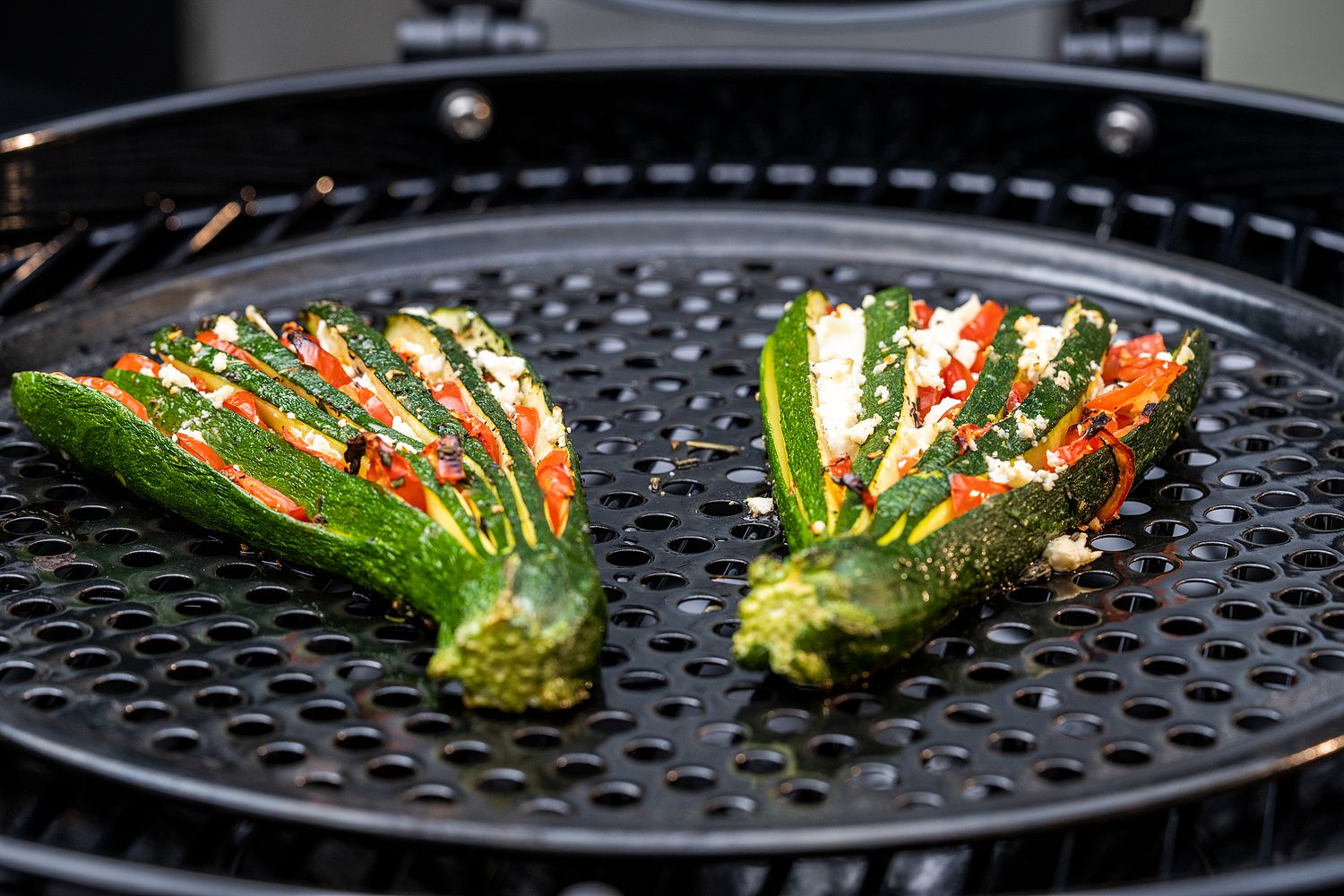 Oversikt over Pizzabrett emaljert stål Ø 40 cm perforert - Outdoorchef
