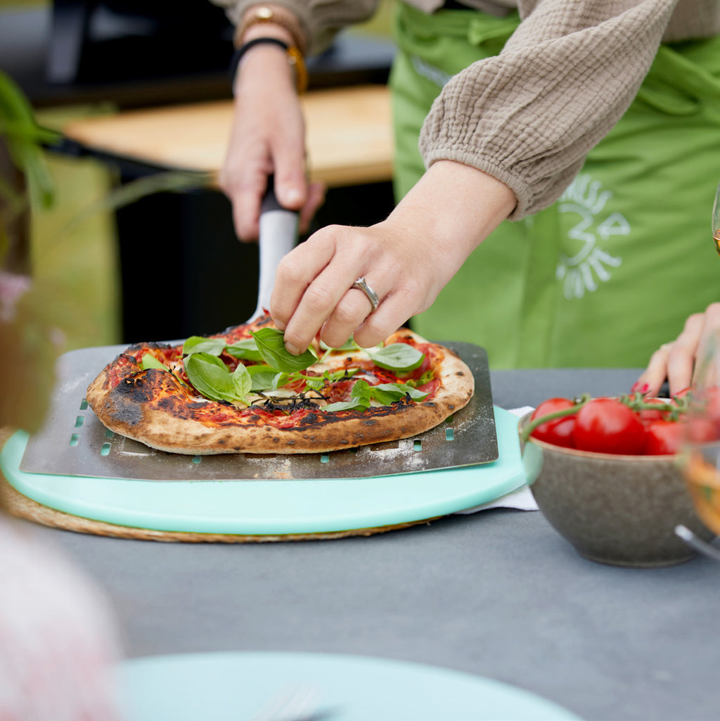 Pizzabrett plast Ø35 cm lyseblå - Cozze detalj av kant