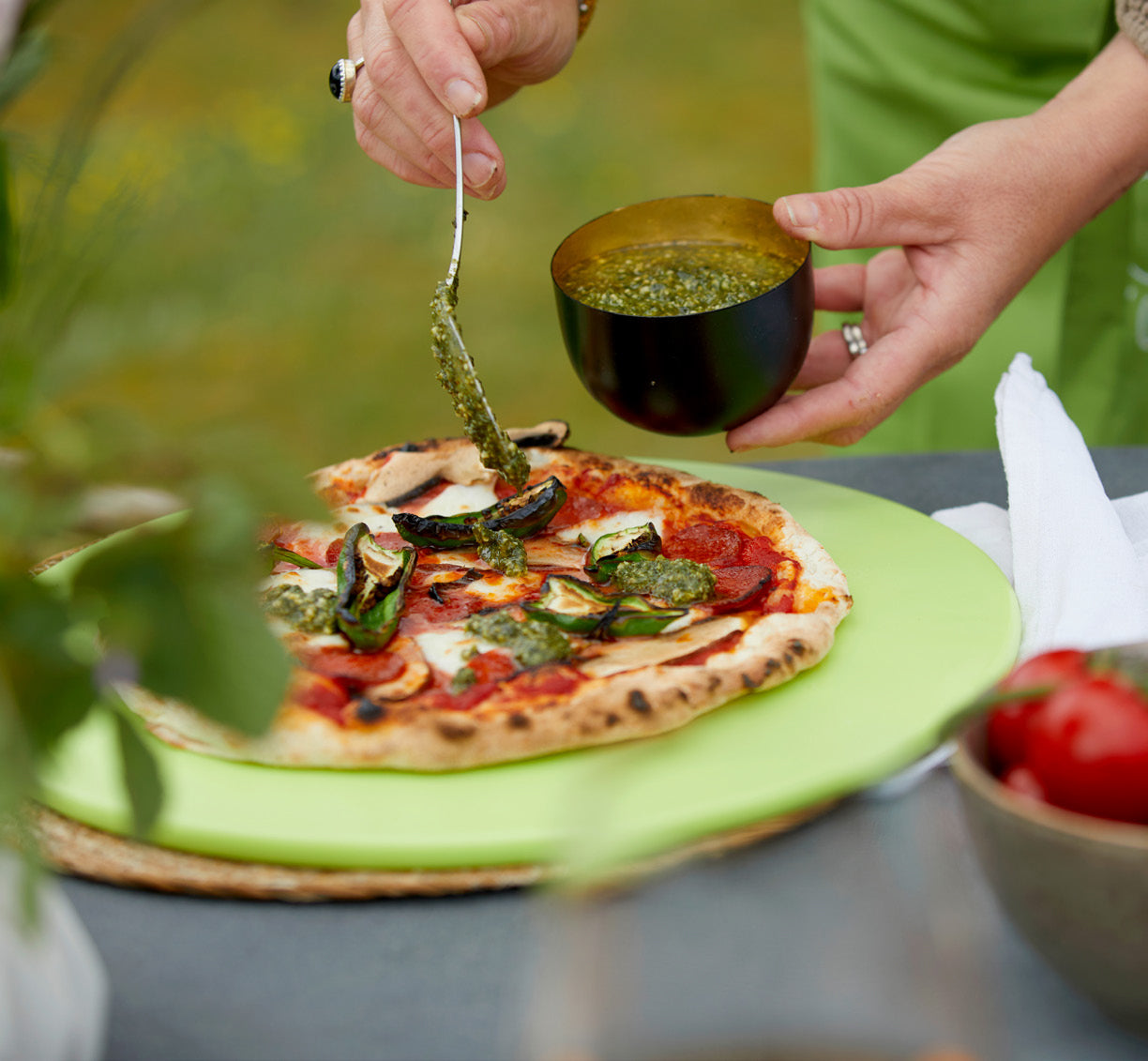 Baksiden av Pizzabrett plast Ø35 cm lysegrønn - Cozze