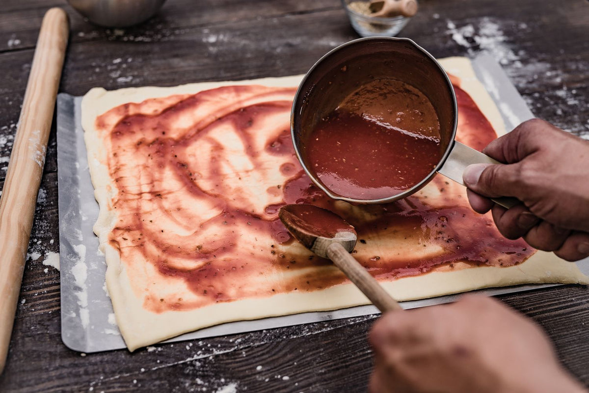 Pizzabrett rustfritt stål 40x30 cm rektangulært Grillfürst håndtak detalj
