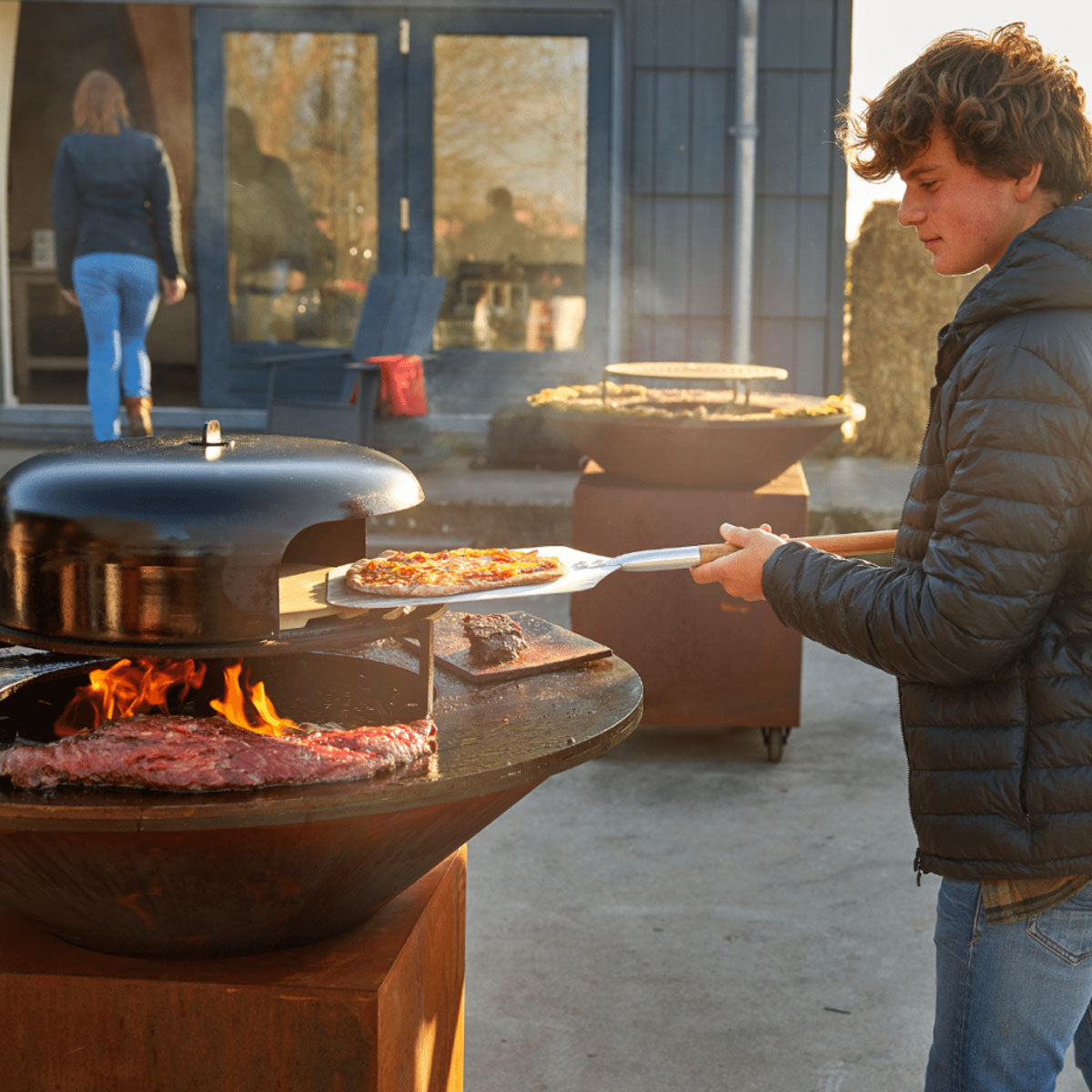 Bakside av Pizzaovn for 85 cm bålpanne med pizzastein fra Ofyr
