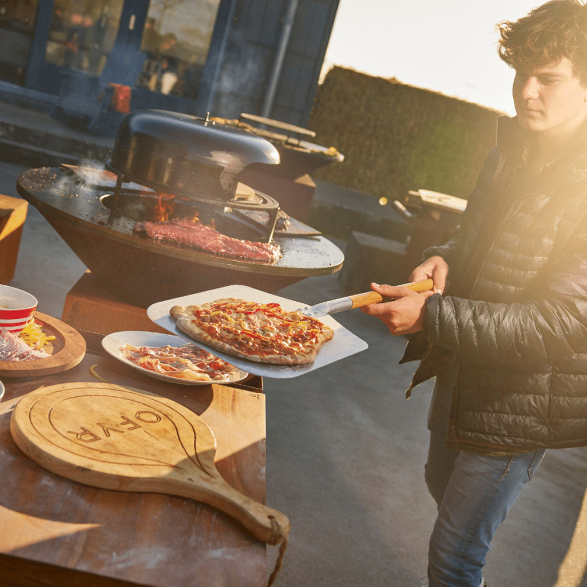Detalj av dobbel stålklokke på Pizzaovn for 85 cm bålpanne med pizzastein