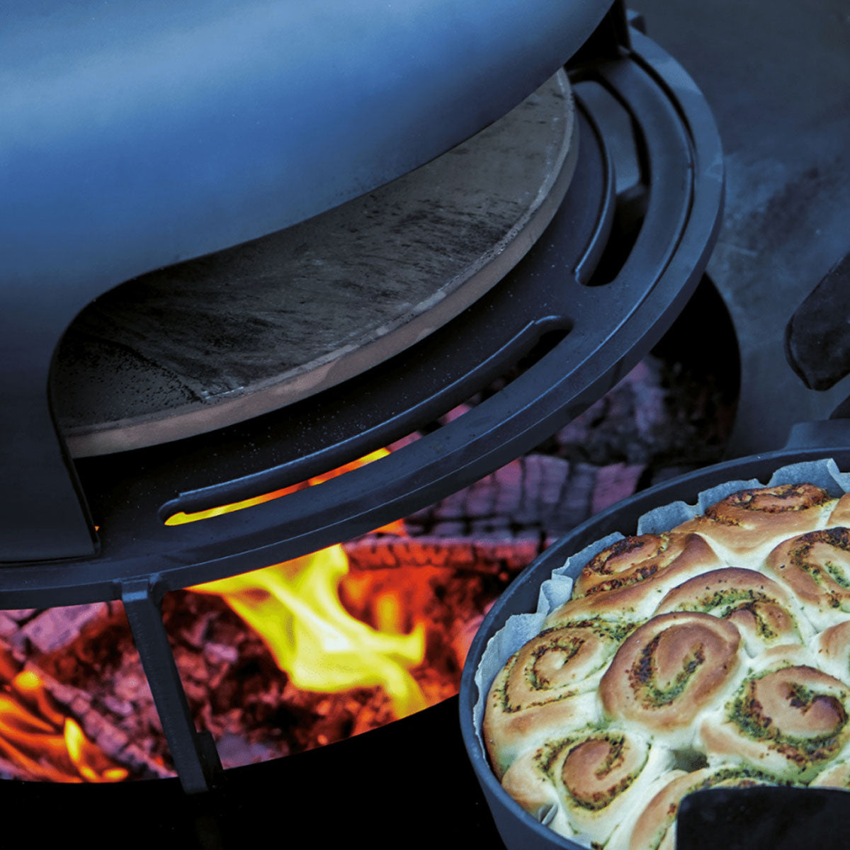Montert Pizzaovn for 85 cm bålpanne med pizzastein på OFYR bålpanne