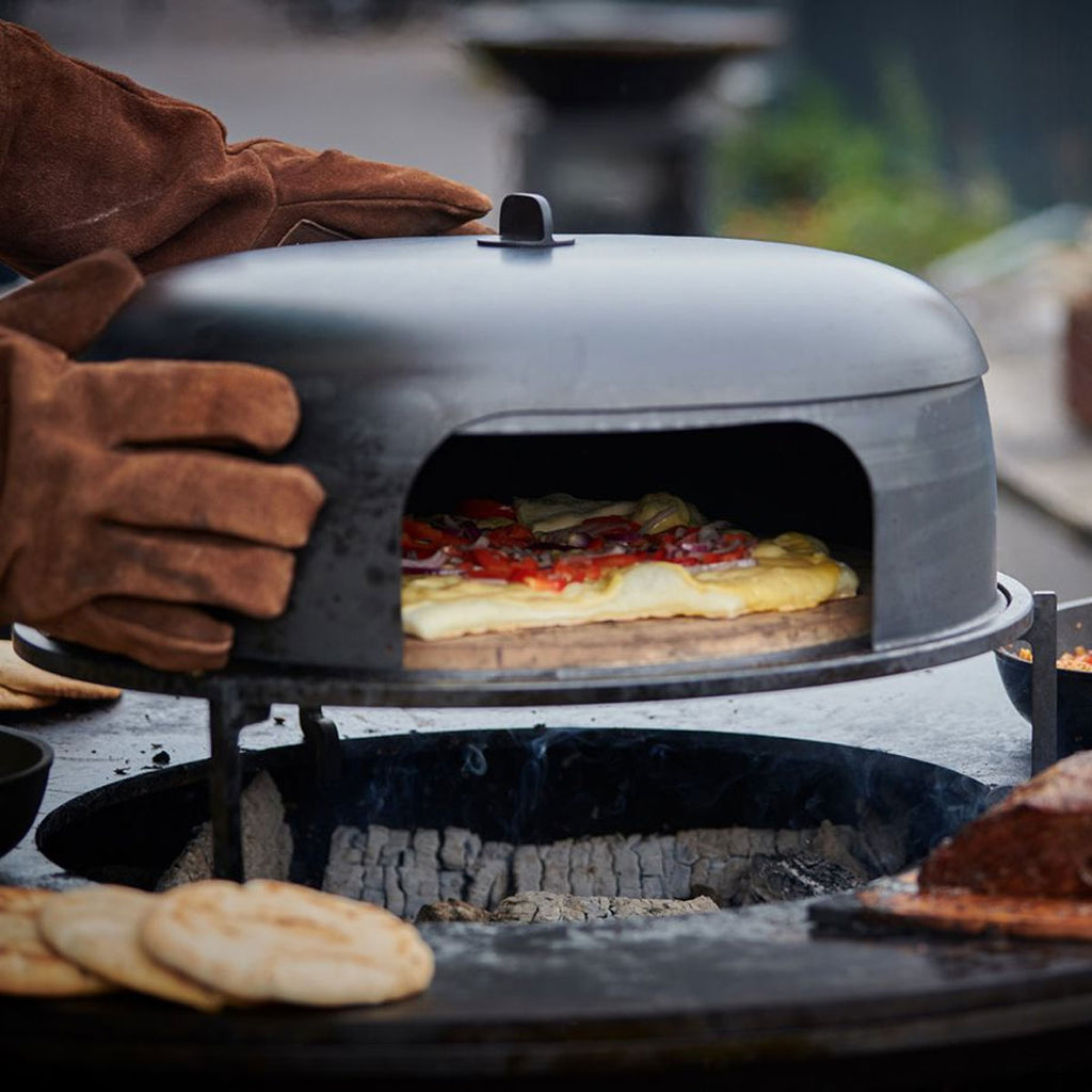 Nærbilde av pizzastein på Pizzaovn for 85 cm bålpanne med pizzastein
