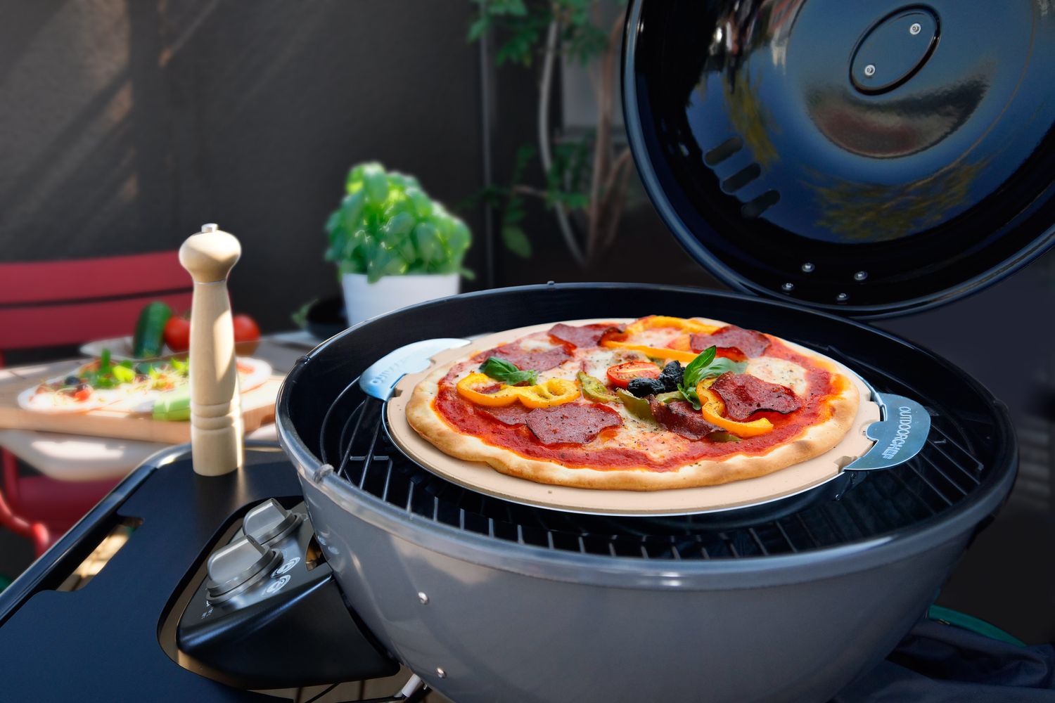 Pizzasett pizzastein Ø 32,5 cm + pizzaskjærer Outdoorchef nærbilde av pizzaskjærer