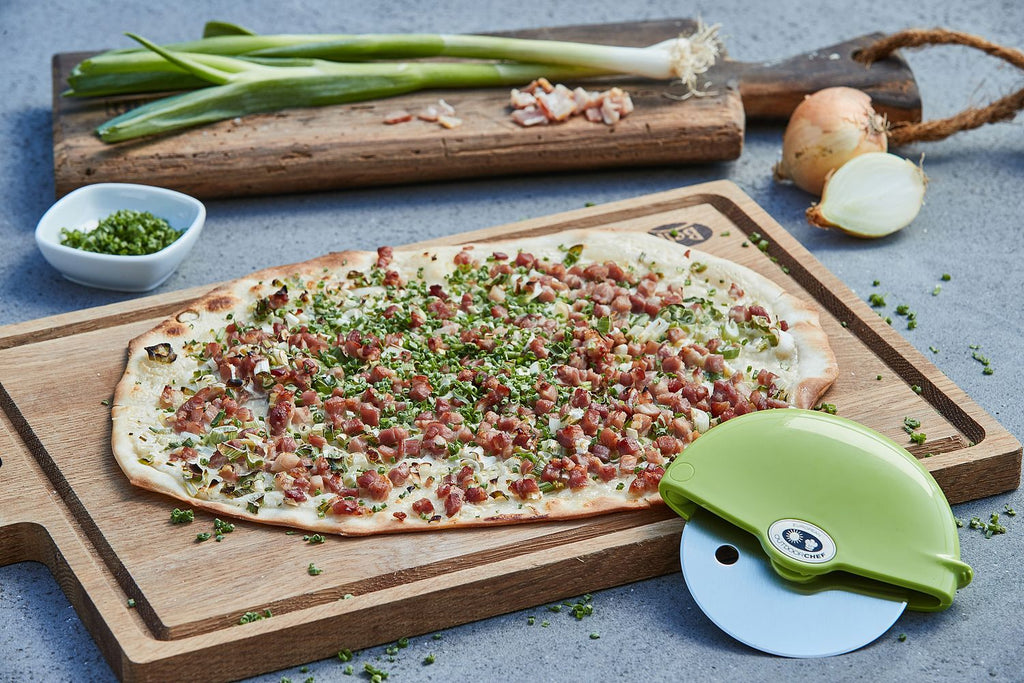 Pizzasett pizzastein Ø 32,5 cm + pizzaskjærer Outdoorchef håndtak på pizzastein