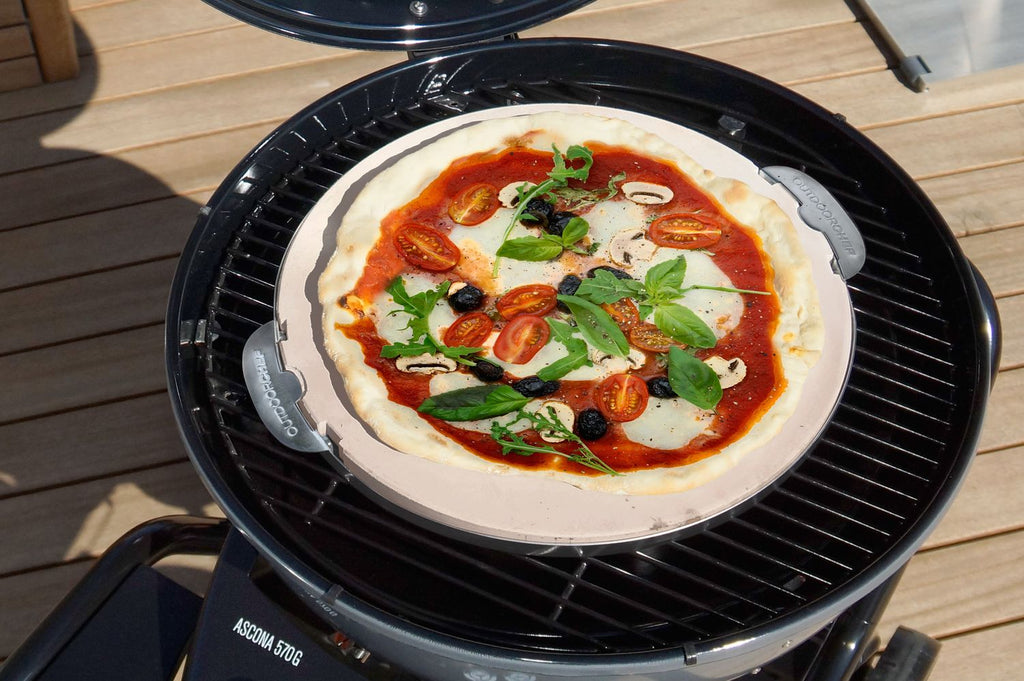 Pizzasett pizzastein Ø 32,5 cm + pizzaskjærer bakside