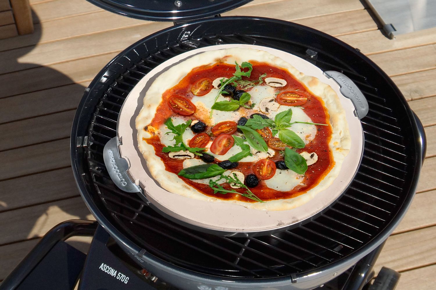 Pizzasett pizzastein Ø 32,5 cm + pizzaskjærer bakside