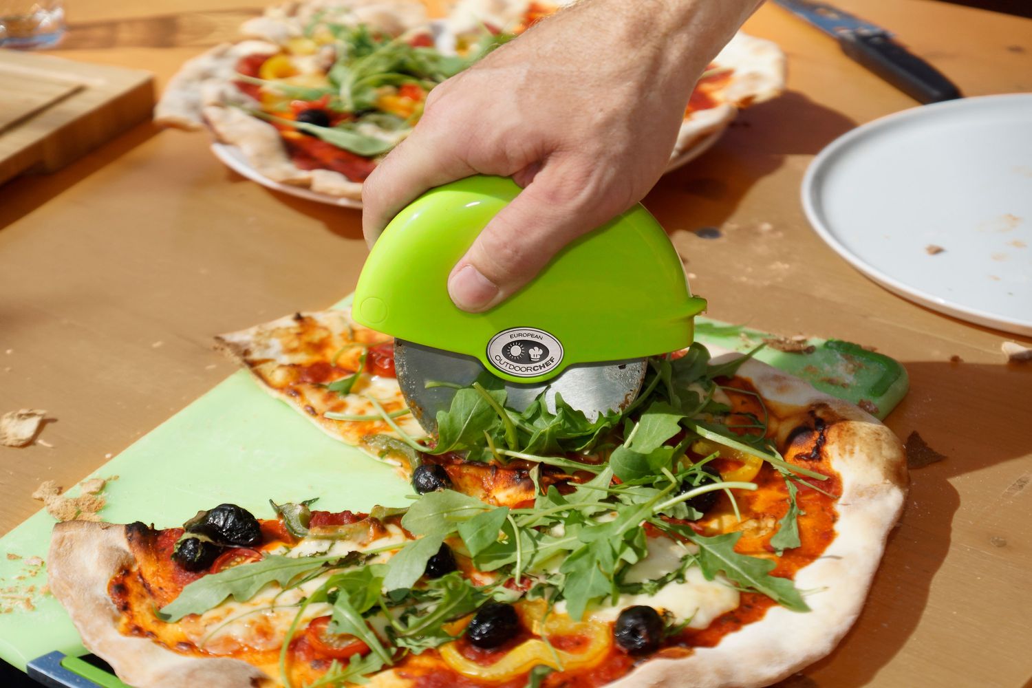 Nærbilde av pizzastein i Pizzasett pizzastein Ø 32,5 cm + pizzaskjærer