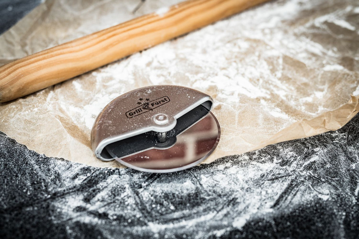 Bruk av Pizzaskjærer rustfritt stål Ø 8 cm - Grillfürst på pizza