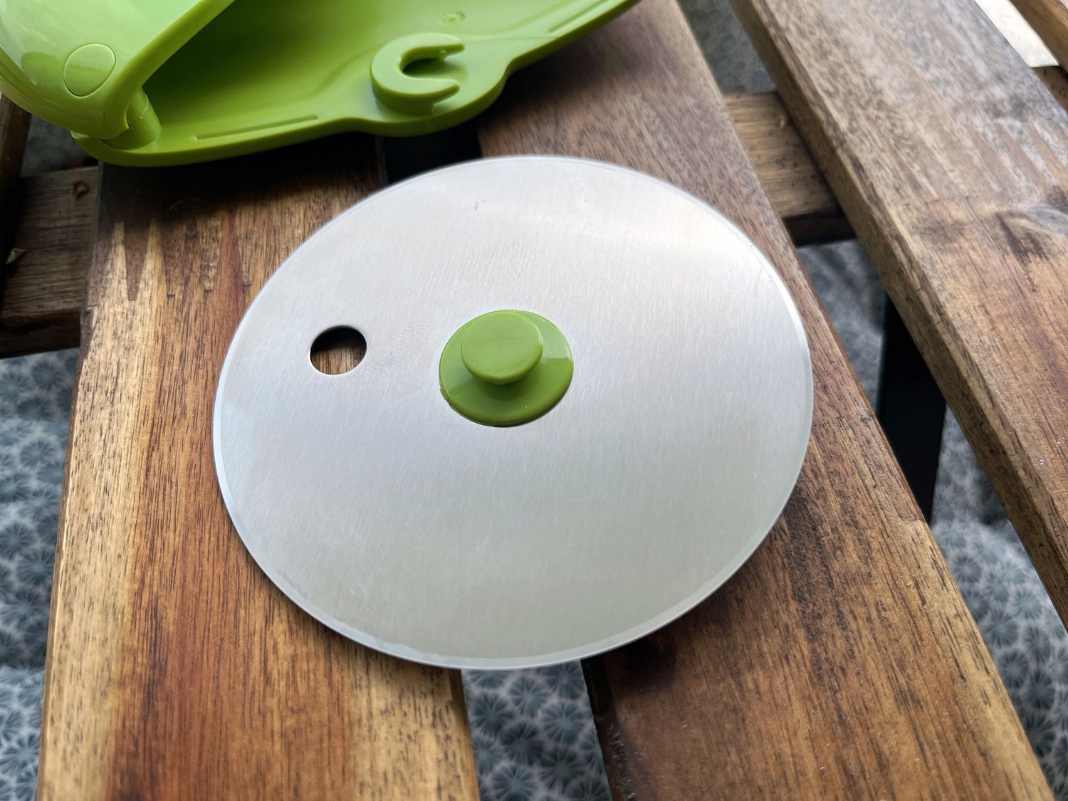 Montert Pizzaskjærer XL rustfritt stål 10 cm - Outdoorchef klar til bruk