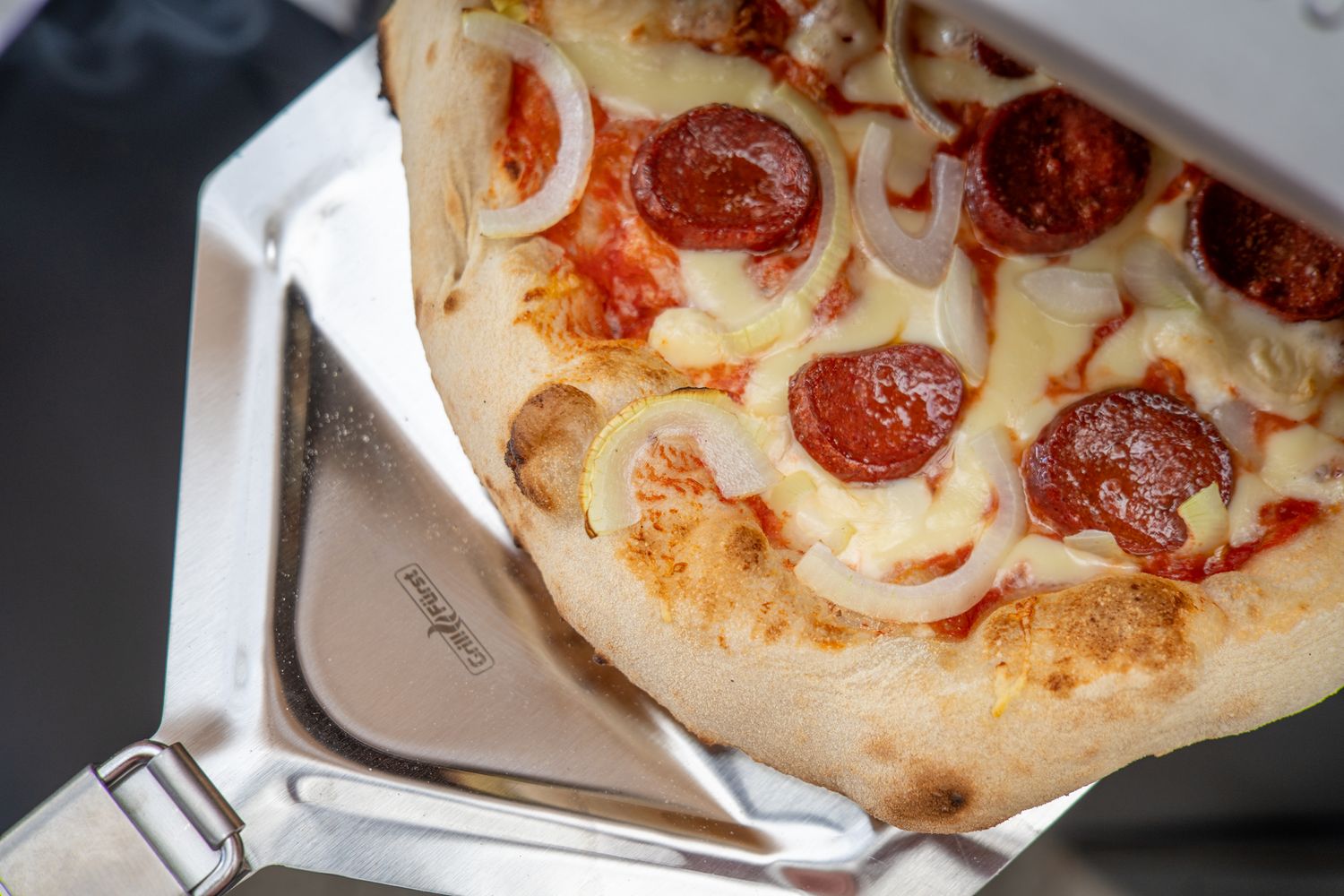 Pizzaspade XXL rustfritt stål sammenleggbar 83 cm i bruk ved pizzaovn