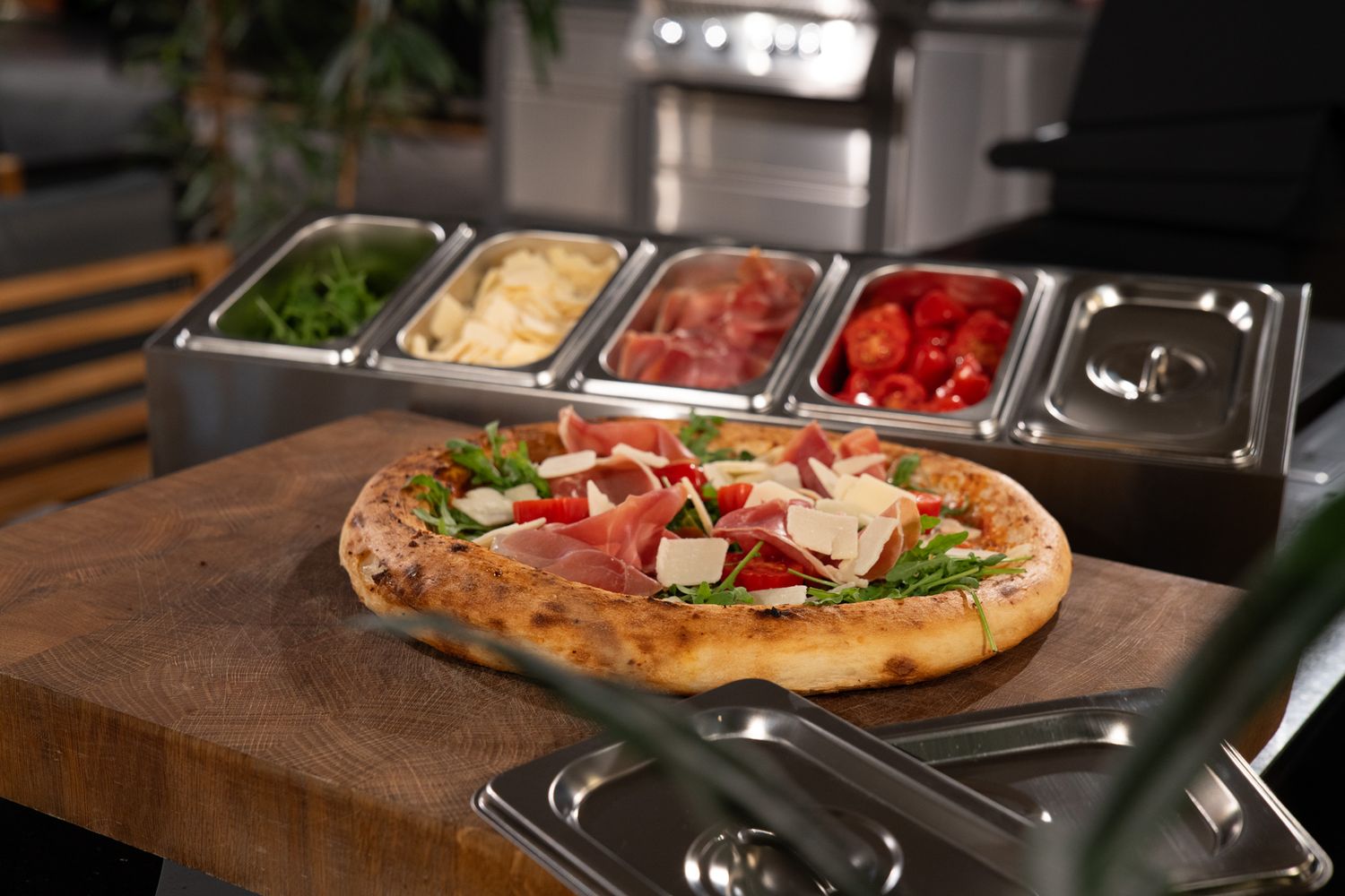 Bakside av Pizzastasjon med 5 beholdere rustfritt stål - Cozze