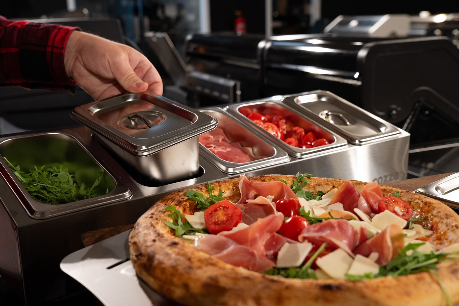 Nærbilde av rustfritt stål på Pizzastasjon med 5 beholdere rustfritt stål - Cozze