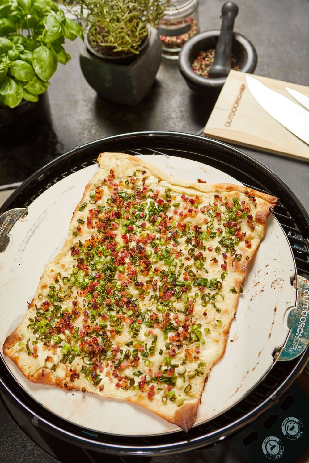 Detalj av rustfri stålramme på Pizzastein 570 Ø 41,5 cm Outdoorchef