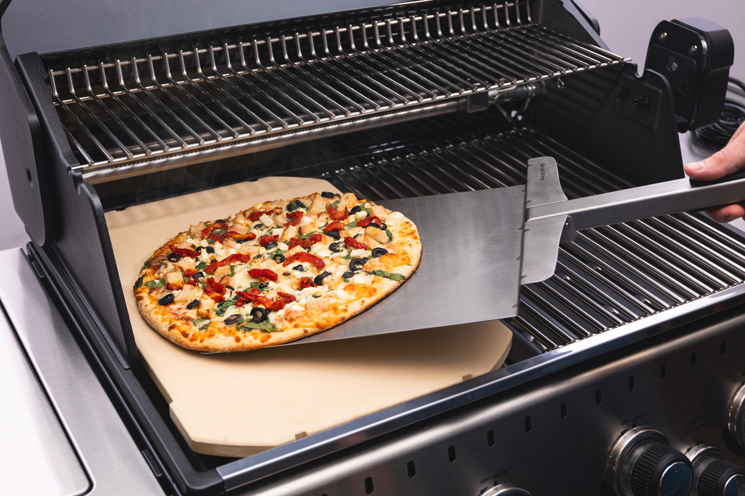 Detalj av Pizzastein for Baron 44x31 cm cordierit Broil King