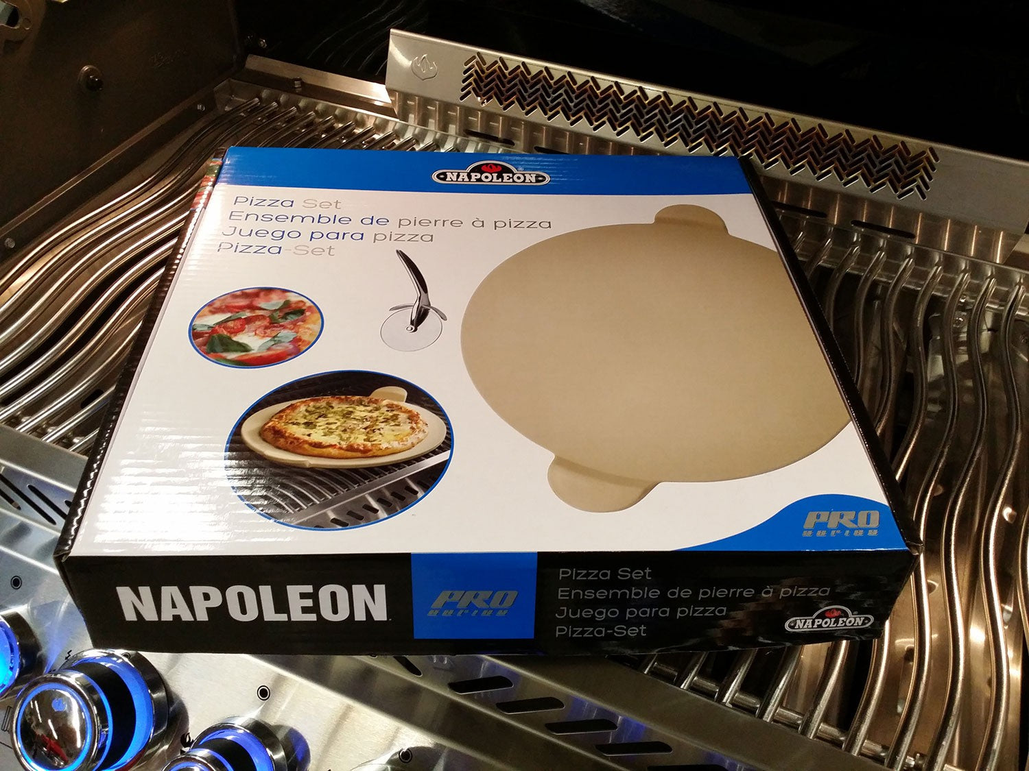 Pizzastein PRO 38 cm med pizzaskjærer i sett Napoleon nærbilde av pizzaskjærer
